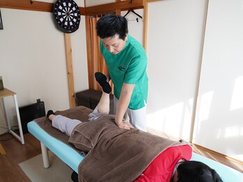 おざわ整体院/股関節周りの施術風景