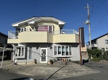 店舗前と店舗横に駐車場のご用意があります。