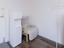 凪 武蔵小杉の雰囲気(ウィーターサーバ付きの待合室)