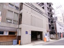 エルメ(elme)の雰囲気（コンクリートの建物２階です＊）