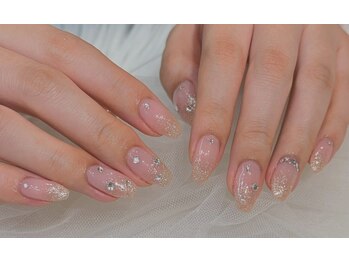 ネイルアンドアイラッシュスタジオ シュシュ(chouchou)/肌なじみカラーきらきらデザイン