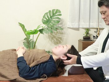 淀屋橋カイロプラクティックオフィスの写真/ガチガチの首コリ肩こりがふわふわに♪施術経験10年以上の院長があなたのコリをスッキリ改善◎