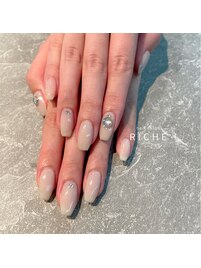 華やかパーツのワンカラーネイル