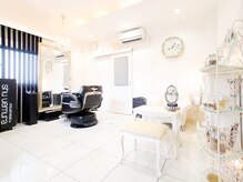 リアンジュ(LIANGE)の雰囲気（白を基調とした店内）