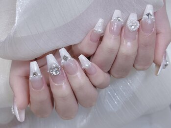 冬先取りした上品ホワイトネイル