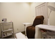 全室個室の業界最高級マツエク専用のリクライニングソファ