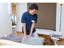 初めにしっかりと筋肉を揉みほぐし緩めていきます。