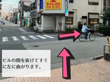 抜けるとすぐに右へ曲がります♪