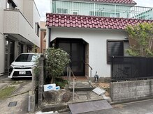 オイデ(OIDE)の雰囲気（赤い瓦の一軒家になります。八幡湯の一本裏の道の角の家。）