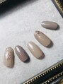 リンネ(Linne)&nbsp;ベージュとグレーでキレイめネイル