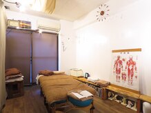コニー整体ラボ 西荻窪の雰囲気（シンプルで天然木を使用したサロン内）