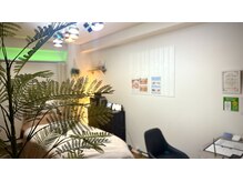 サロンド モーモ(SALON de mo-mo)の雰囲気(最近内装を一新し、緑豊かでとても心落ち着く空間になりました。)