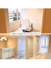 周りを気にせず落ち着いて目元の悩みを打ち明けられる空間を作りました。