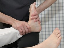 クローバー鍼灸接骨院の雰囲気（足元の崩れが全体の崩れに繋がる□自分の体を知ろう！）