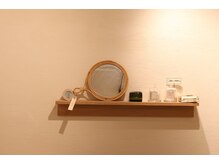 灯の雰囲気（下向き施術や美顔鍼でお化粧が崩れてしまった際のアメニティ完備）