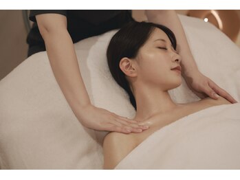 ハリト エステ(HaRi&)/デコルテマッサージで小顔効果