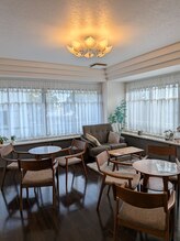 フォルチェ 己斐店(Folche)/ゆったりくつろげる待合スペース