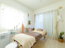 エミ(emi)の雰囲気（柔らかな雰囲気の店内）