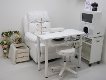 アフロディーテ(Aphrodite)/白を基調としたネイルブース♪