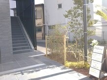 ディフューズ/奥まっていて分かりにくい外階段