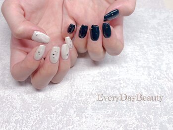 エブリデイビューティ 池袋店(EveryDay Beauty)/ホワイト×ネイビー非対称ネイル