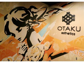 オタク(OTAKU)/入口には巨大なアート作品♪
