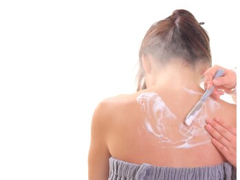 ロエヴェ(ROEWE)/ブライダルシェービング　背中