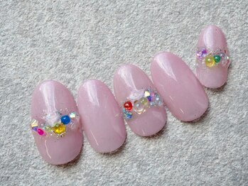 カトルナフ(quatre fois neuf)/カラフルビジューの大人ネイル