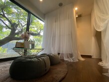 ビューティーキャンプオードリー(Audrey)の雰囲気（大きな窓から中庭を眺め、ゆったりリラックスタイム）