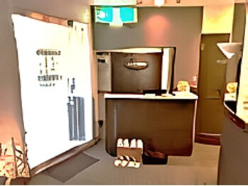 カラダリズムα 日吉駅前店/受付カウンターにてご予約を確認