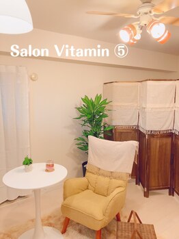 サロン ビタミンファイブ(Salon Vitamin5)/清潔感ある明るい店内