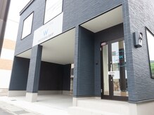 ホワイトニングショップ 熊谷店の雰囲気（黒の外観の一棟。敷地内駐車場２台完備！駐輪場もございます。）