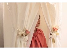 いまここの雰囲気（ローズの香りに包まれながら芯から温め、整えます。）