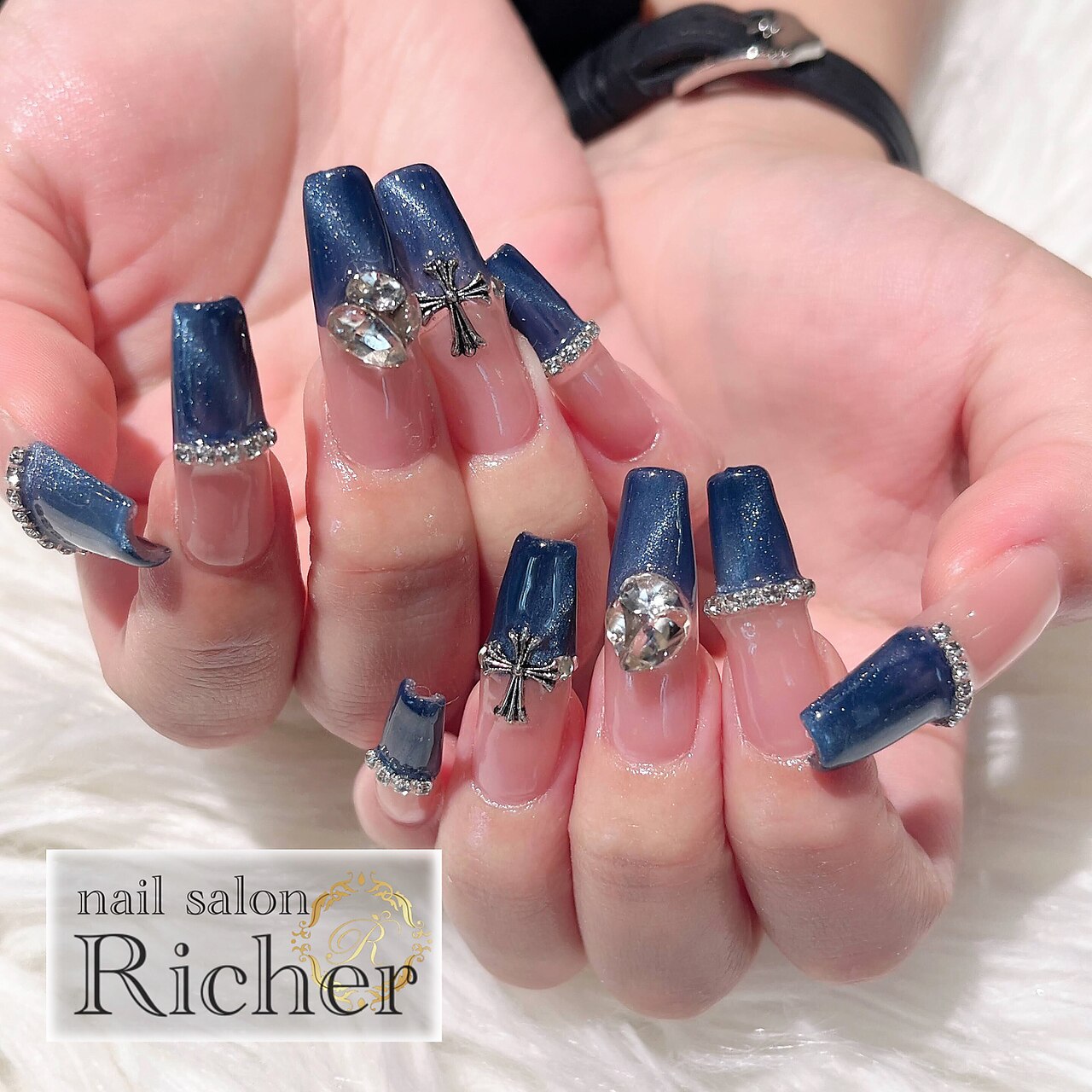 2025年秋トレンド】ネイビー フレンチのネイルデザイン集｜人気