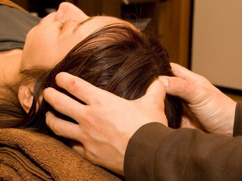 アクシスリラクゼーション(AXIS relaxation)の写真/頭部の筋肉をしっかりほぐして血流を促進!頭痛や毎日の疲れをスッキリ解消します♪顔のリフトアップにも◎