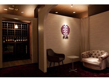 ビーラボ(B-Labo)/ワインセラーのある店内