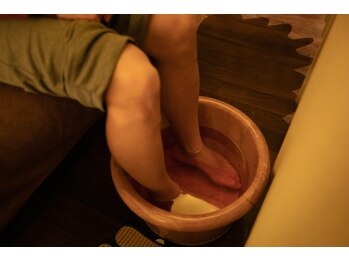 コリとり名人 癒庵/フットメニューにはフットバス付