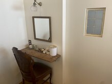 まつげパーマやマツエクの後にメイク直しできるスペースも♪