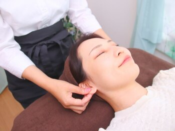 ゆっとろん 草加店の写真/【腕が上がる！】施術箇所は耳なのに首肩のつらさ軽減♪耳で健康的な身体に☆耳ツボジュエリー同時◎ 