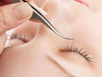 アリスビューティーコンプレックス 小樽店(ARIS BEAUTYCOMPLEX)の写真/【周りを気にせず過ごせる完全個室★】お客様のまつ毛に合わせてデザイン◎理想のお目元を叶えます♪