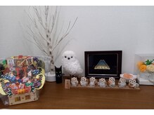 金町5丁目鍼灸マッサージ院/玄関の梟の置物がお出迎え