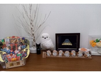 金町5丁目鍼灸マッサージ院/玄関の梟の置物がお出迎え