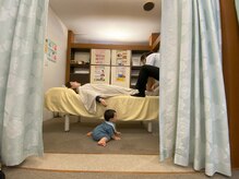 子育てママの整体サロン/施術中のお子様の様子