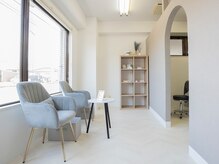 グレー基調の落ち着いた空間で、丁寧にカウンセリング♪