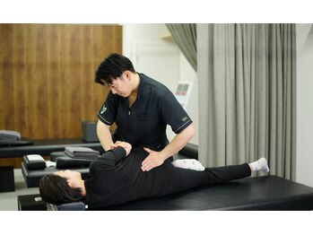 四ツ谷鍼灸整体院の写真/全身矯正、姿勢改善に特化し、猫背・巻き肩・反り腰などカラダのバランスを整え、不調を根本から改善！