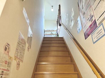 スリーハート リフレ/階段をお上がりください。