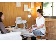 フットスタースマイルの雰囲気（季節に応じて正面の窓から見える景色が変わります。）