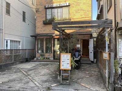 当店入口は右側ドアです！二輪車はドア前スペース内に駐輪下さい