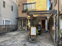 アビエンスネイル(a bean's nail)の雰囲気（当店入口は右側ドアです！二輪車はドア前スペース内に駐輪下さい）