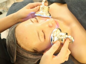 ライム 浦和(LIME)の写真/最新毛穴ケア"esV10"で徹底肌質改善！摩擦ゼロで角栓や開き毛穴にアプローチ！毛穴レスの水光美肌へ導く♪